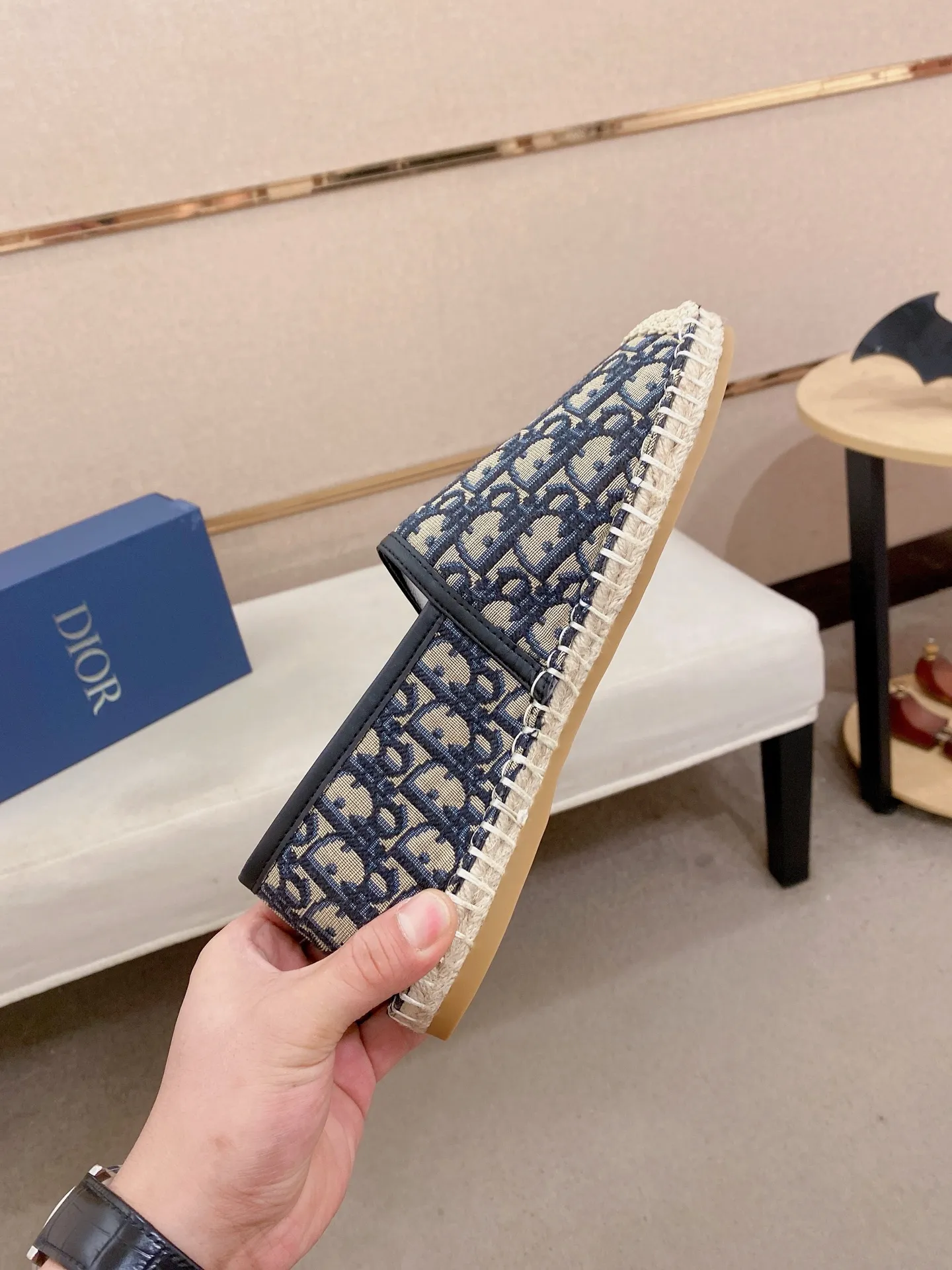 Factory price: 400💰High quality [Dior·Dior] 💫Men's latest slip-on Loaf casual shoes ✔️The original version is available at the counter simultaneously. 1:1 replica🏍️Fabrics: Italian imported fabrics, pure hand-drawn threads, raw rubber breathable and non-slip outsole, lining breathable and comfortable lambskin, 100% comfortable density, original rubber outsole wear-resistant ✔️Code number: 38-44, you deserve it, (Note: 37, 45, 46 can be customized, non-refundable and non-exchangeable)